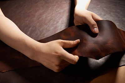 當皮革變濕時該怎么辦:3個關(guān)鍵步驟 當皮革變濕時該怎么辦:3個關(guān)鍵步驟